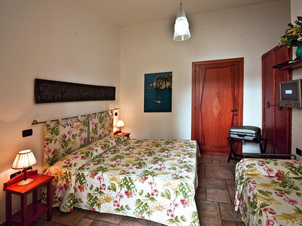 Villaggio Camping Spiaggia Del Riso Вилласимиус Номер фото
